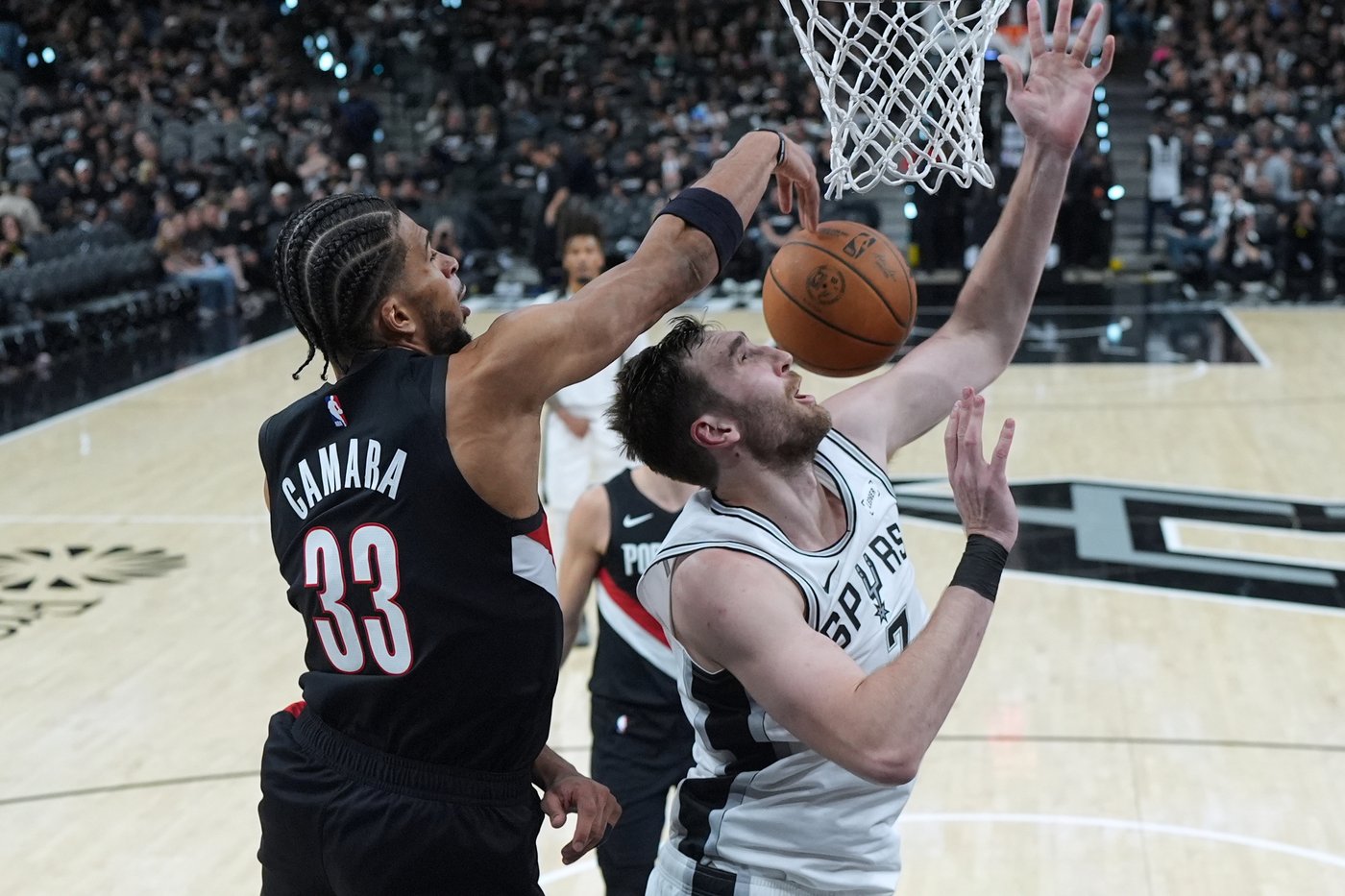 Trail Blazers rally past Spurs 106-103 to even series after Wembanyama exits with concussion | iNFOnews.ca Trail Blazers rally past Spurs 106-103 to even series after Wembanyama exits with concussion | iNFOnews.ca