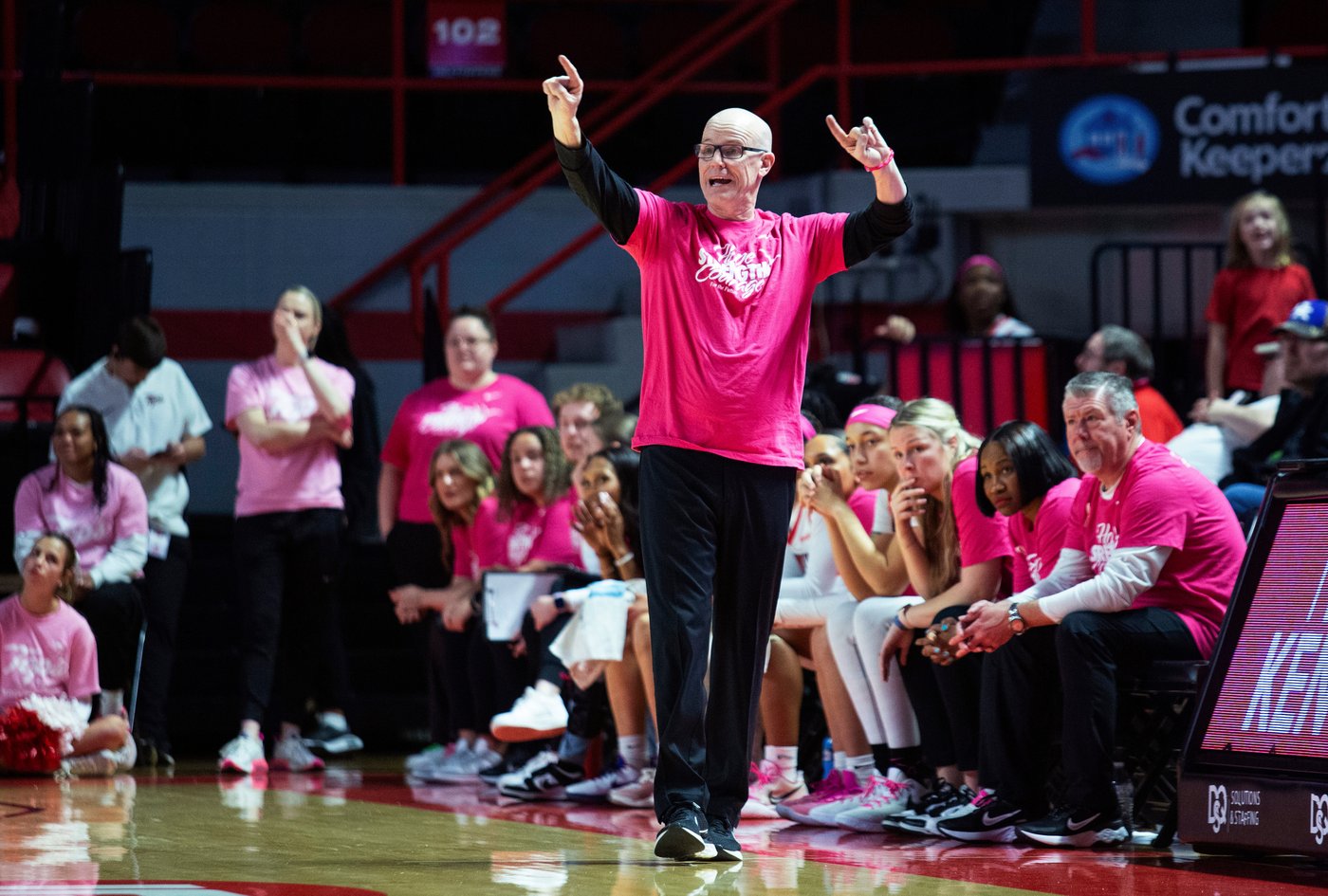 Greg Collins staying as donors and Western Kentucky coach boost NIL money for women's hoops | iNFOnews.ca