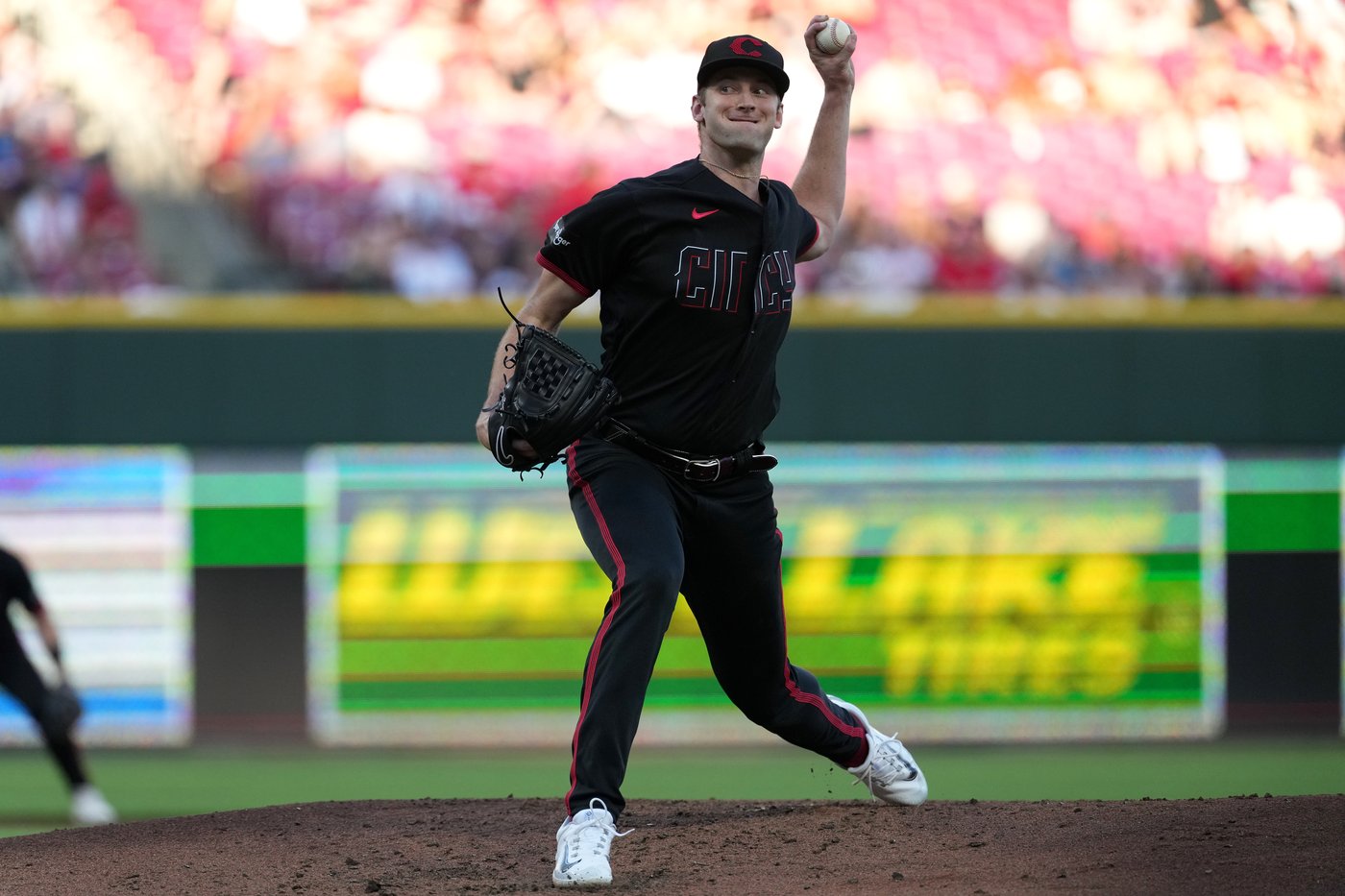 Dunn's error leads to 3-run 9th, Diamondbacks beat Reds 5-2 | iNFOnews.ca
