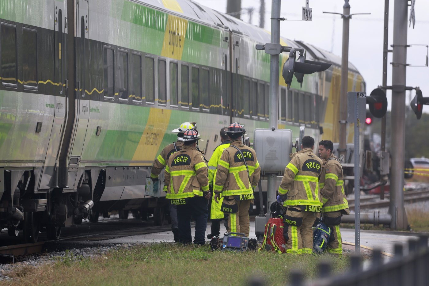 15 hurt in Florida when train hits fire truck that drove onto tracks after another train passed | iNFOnews.ca