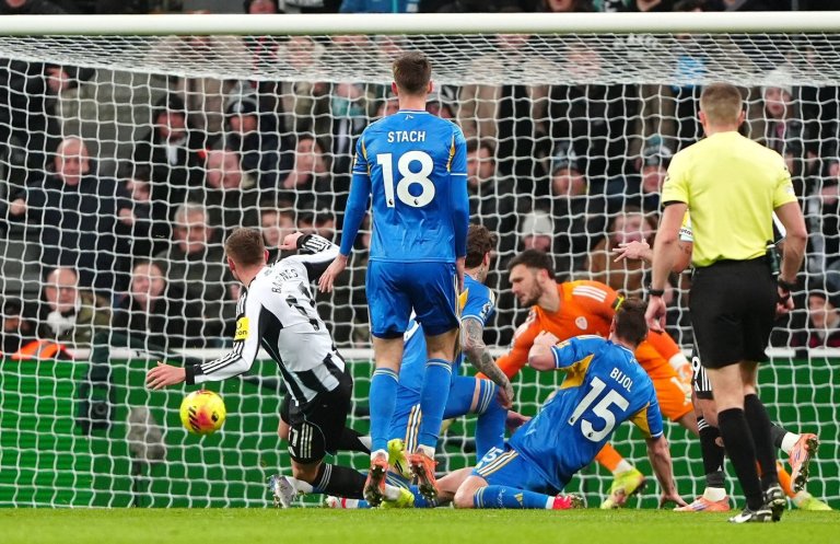Schär carried off with serious-looking ankle injury for Newcastle in Premier League | iNFOnews.ca
