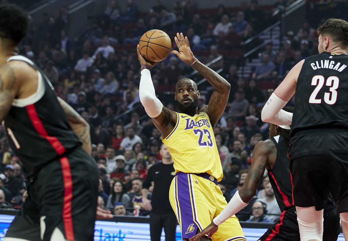 LeBron James scores 40 points to lead Lakers past Trail Blazers 110-102 | iNFOnews.ca LeBron James scores 40 points to lead Lakers past Trail Blazers 110-102 | iNFOnews.ca