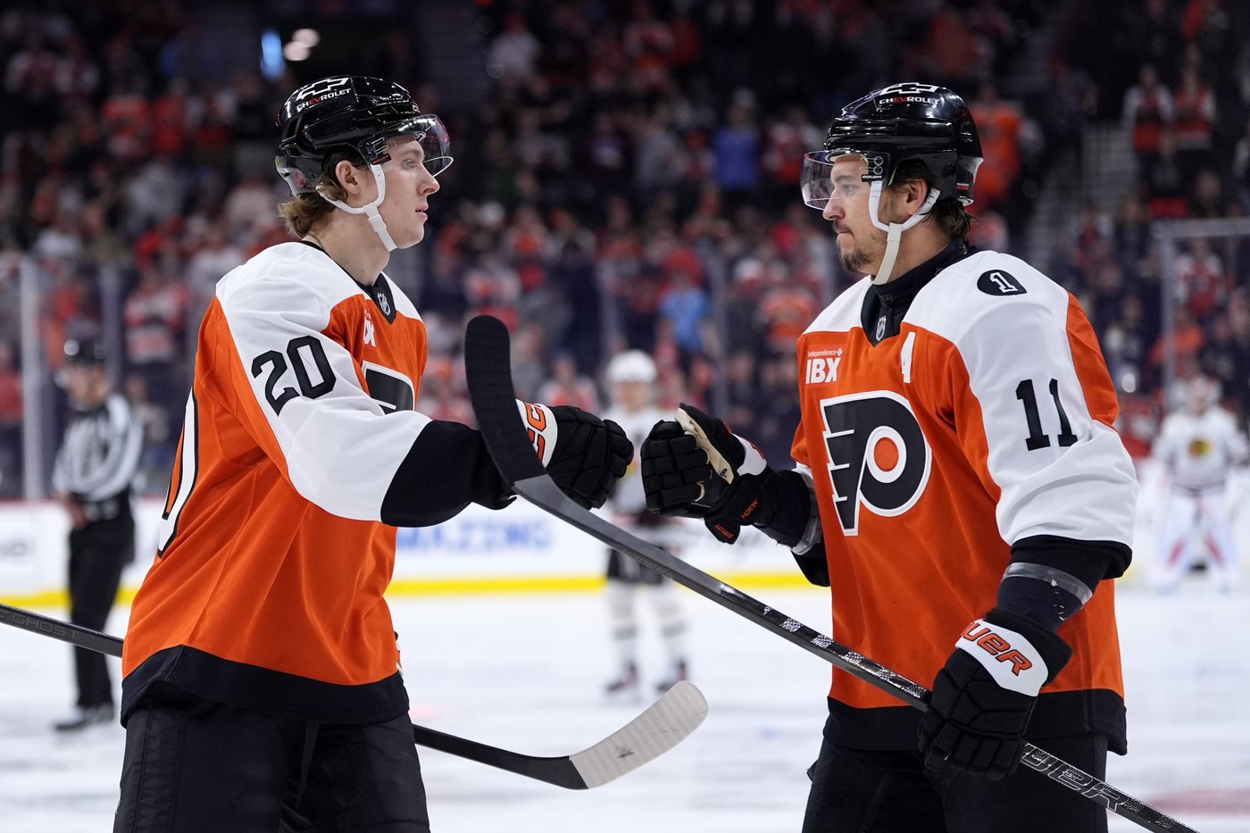 Flyers beat the Blackhawks 5-1 after 2 goals in the first 2:33 | iNFOnews.ca