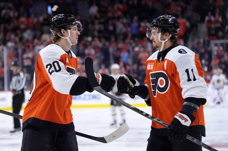 Flyers beat the Blackhawks 5-1 after 2 goals in the first 2:33 | iNFOnews.ca