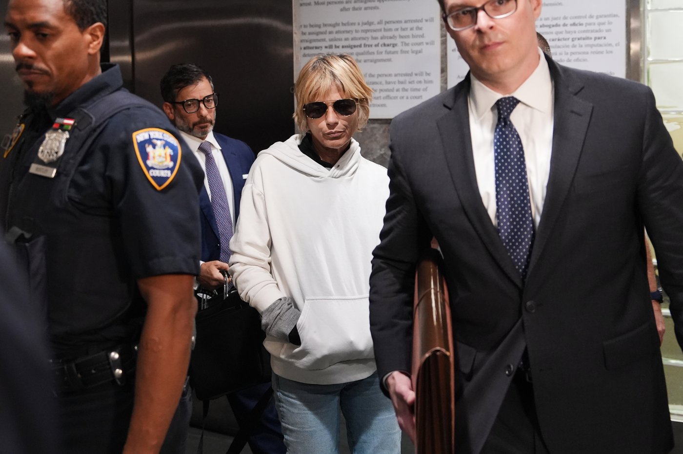 Selma Blair arrested after alleged assault on flight, charged with kicking officer and nurse after | iNFOnews.ca