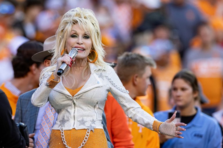 Tennessee Volunteers to honor late Dolly Parton with a helmet sticker this season | iNFOnews.ca