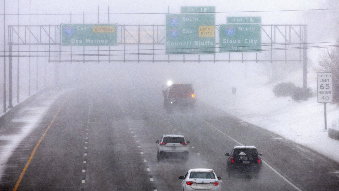 Blizzard conditions hit the Midwest while wildfires and tornadoes threaten Central US | iNFOnews.ca Blizzard conditions hit the Midwest while wildfires and tornadoes threaten Central US | iNFOnews.ca