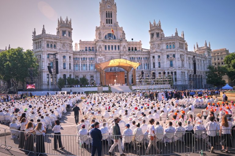 1 million turn out for pope's Mass in Spain and iconic procession along flower-carpeted route | iNFOnews.ca