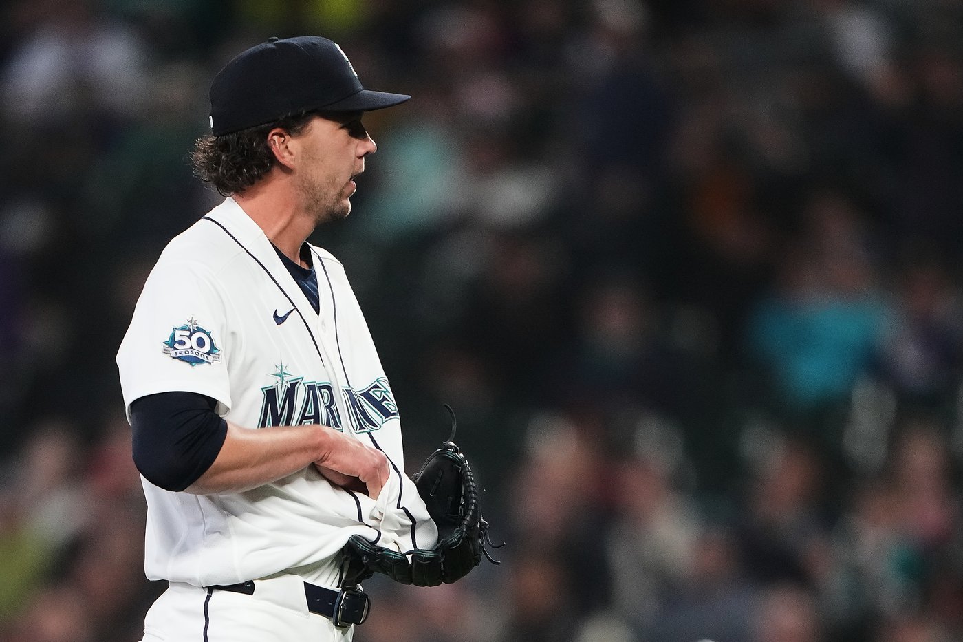 Line drive gets lodged in Mariners pitcher Logan Gilbert's jersey | iNFOnews.ca