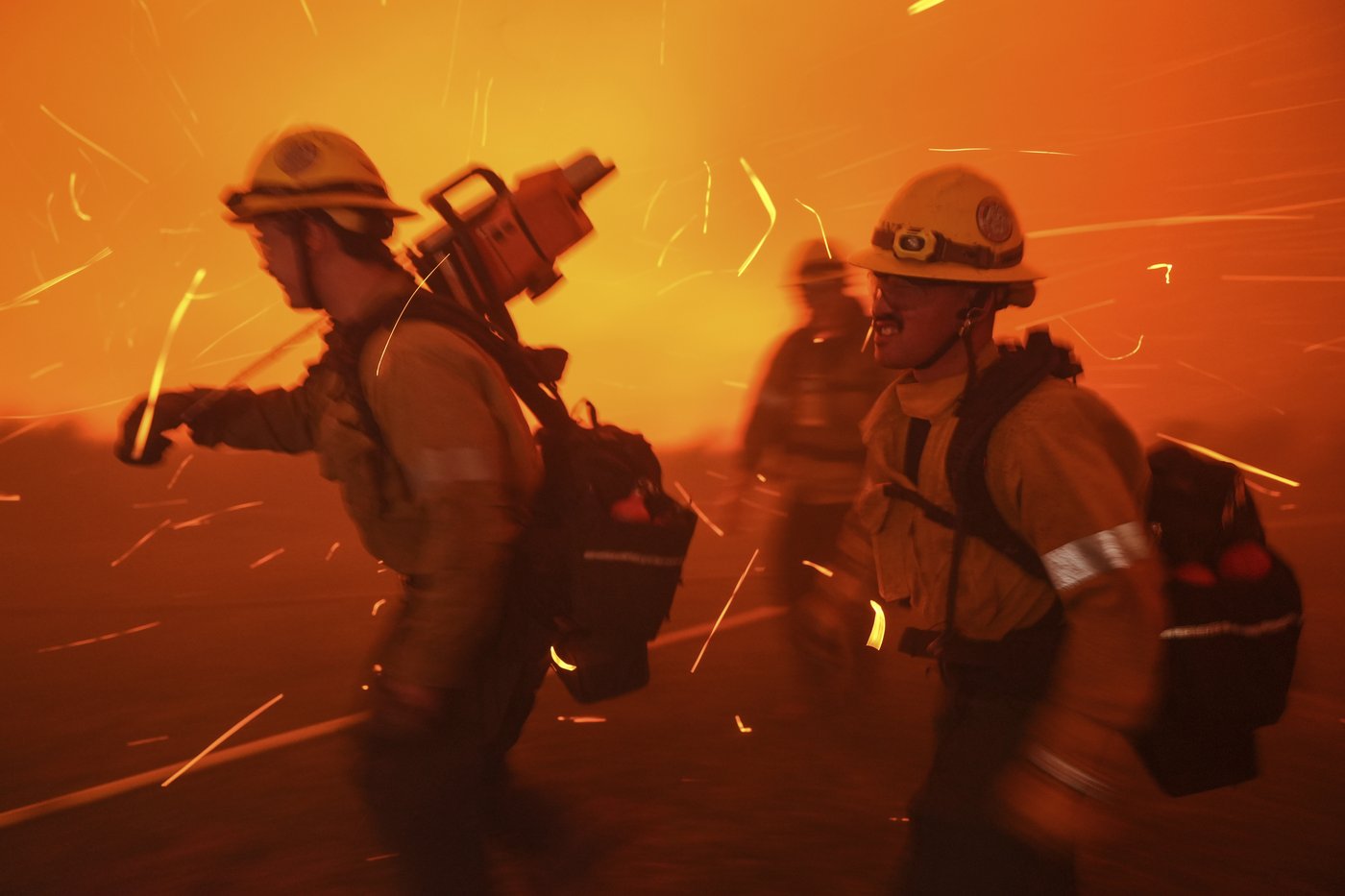 Celebrities and coastal residents flee from wind-driven wildfire in Malibu | iNFOnews.ca