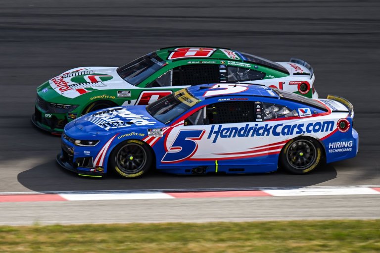 Larson leads Hamlin by single point in Cup Series playoffs as rainout sets Kansas starting lineup | iNFOnews.ca