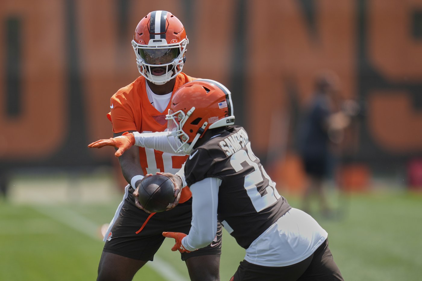 Shedeur Sanders shows promise but faces challenges in Browns' QB competition | iNFOnews.ca