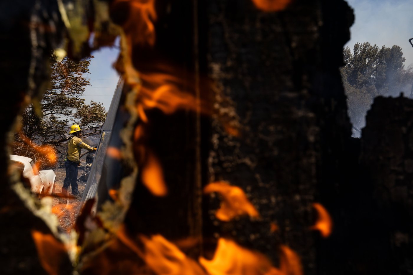 Photos show firefighters battling Southern California blaze | iNFOnews.ca