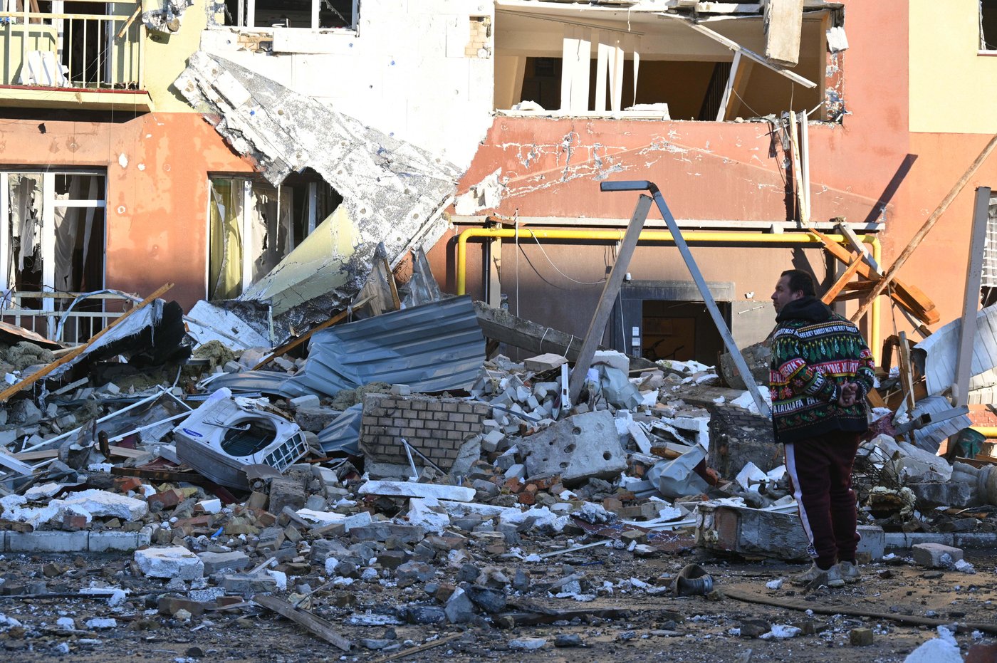 Russian attacks kill 4 as Ukraine drones target oil infrastructure | iNFOnews.ca