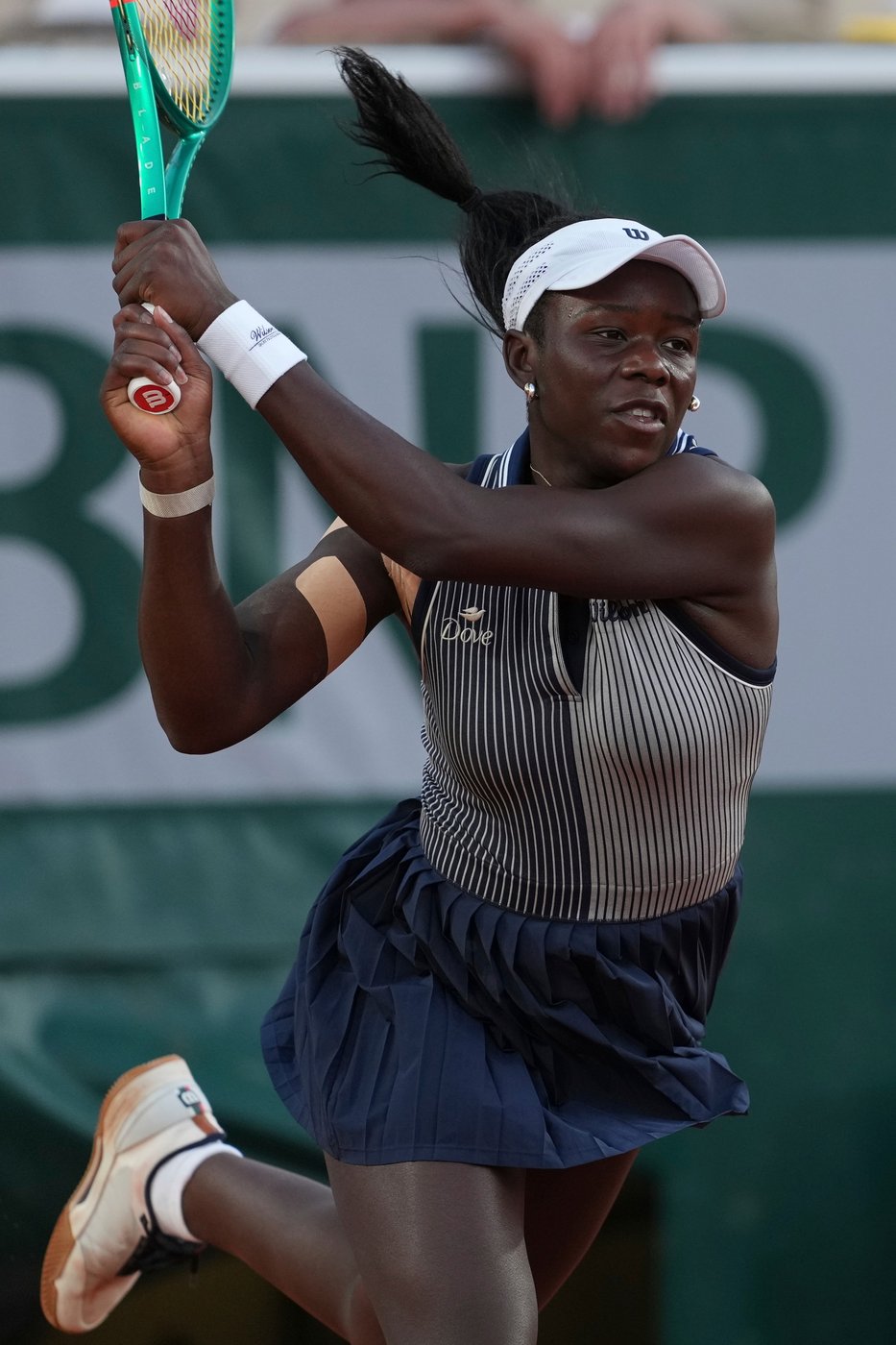 Canadians Auger-Aliassime, Mboko move on to third round at French Open | iNFOnews.ca Canadians Auger-Aliassime, Mboko move on to third round at French Open | iNFOnews.ca