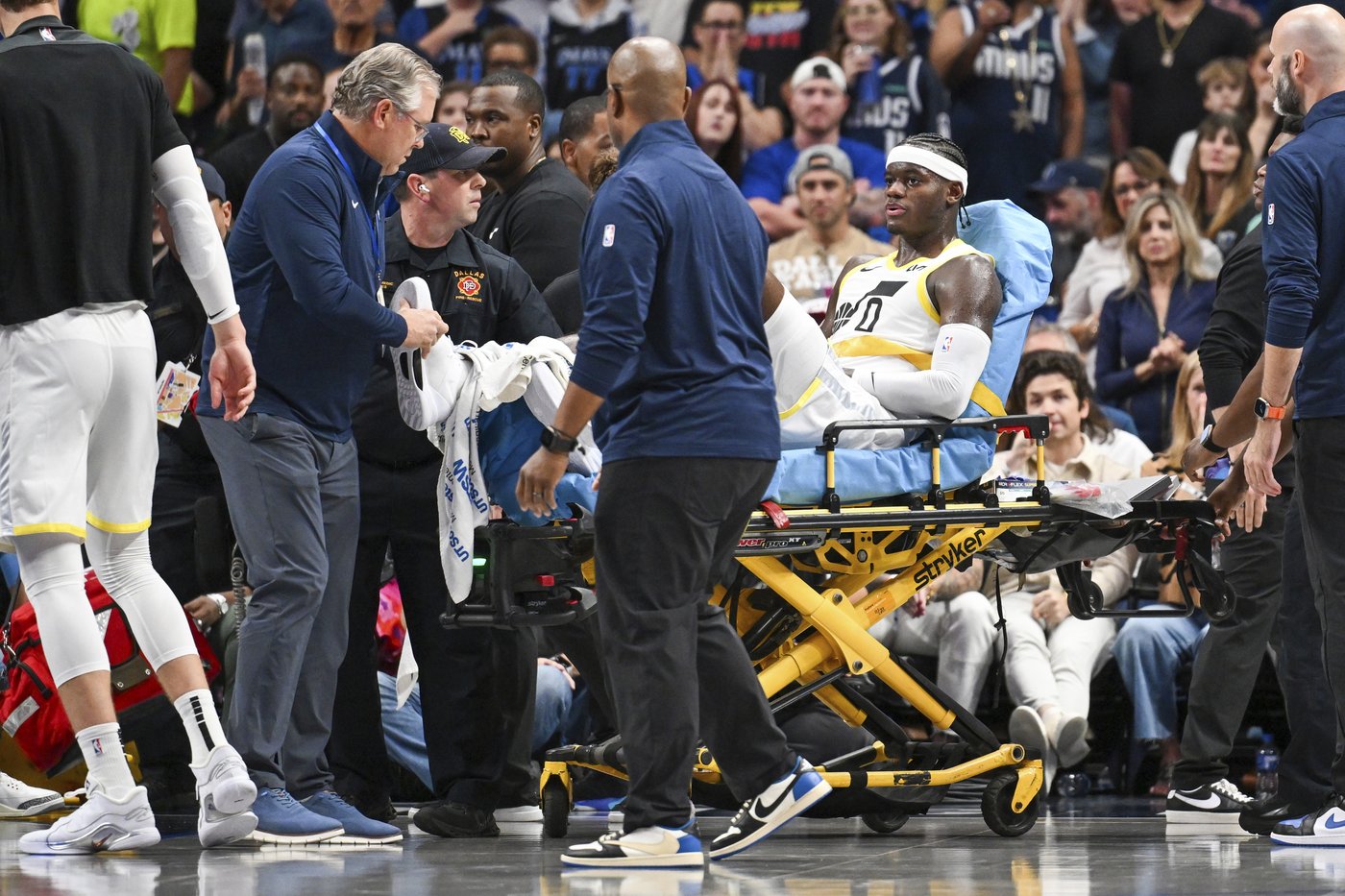 Utah Jazz's Taylor Hendricks stretchered off the floor after breaking his leg | iNFOnews.ca