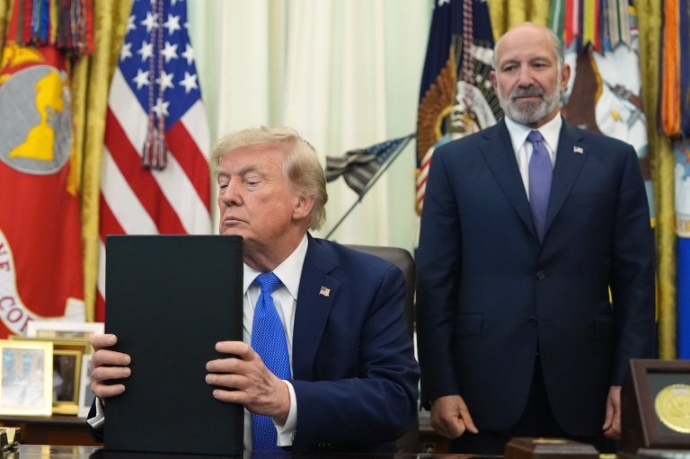A judge blocks Trump's new bid to curb birthright citizenship, citing Supreme Court precedent | iNFOnews.ca
