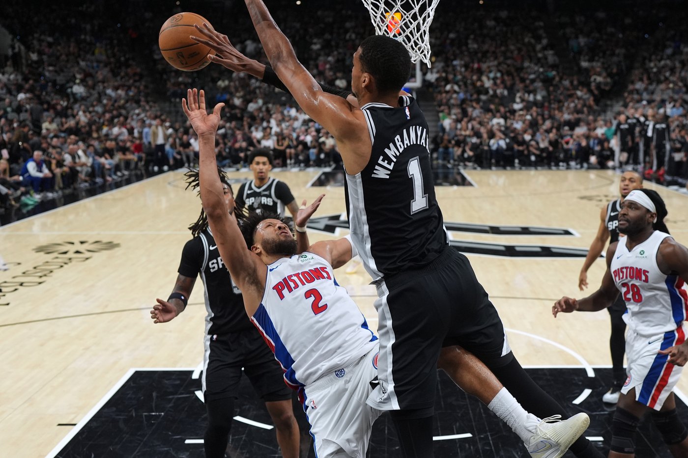 Wembanyama has 38 points and 16 rebounds in the Spurs' 121-106 win over the Pistons | iNFOnews.ca