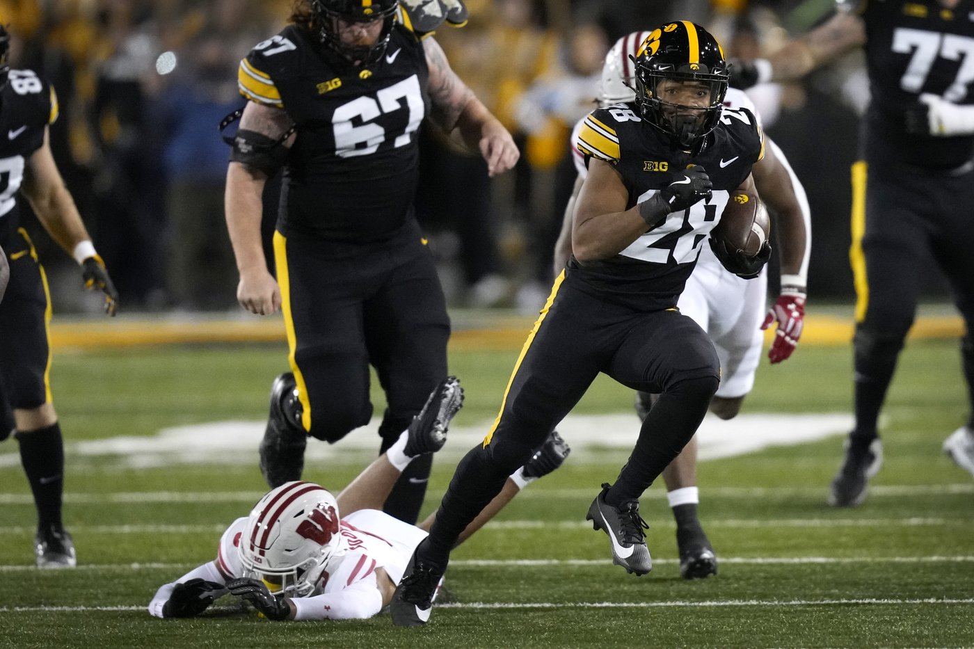 Kaleb Johnson scores 3 TDs, rushes for 135 yards in Iowa's 42-10 win over Wisconsin | iNFOnews.ca Kaleb Johnson scores 3 TDs, rushes for 135 yards in Iowa's 42-10 win over Wisconsin | iNFOnews.ca