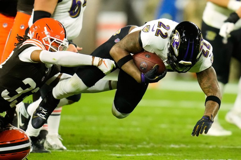 Baltimore's Henry can pass 4 Hall of Famers on the career rushing list when he faces the Jets | iNFOnews.ca