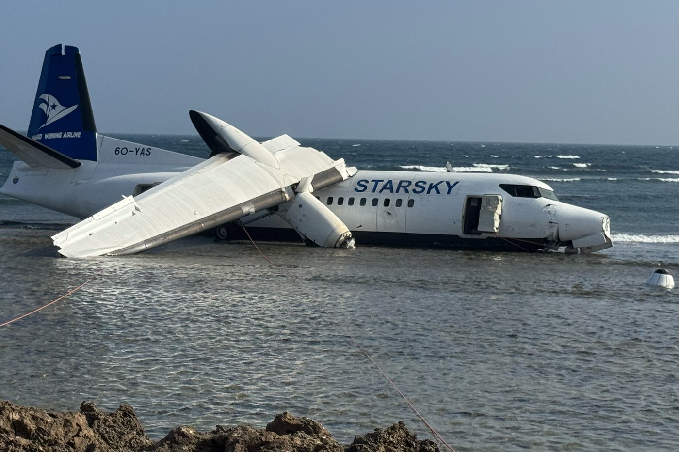 Passenger plane in Somalia overshoots the runway into shallow seawater near the airport | iNFOnews.ca Passenger plane in Somalia overshoots the runway into shallow seawater near the airport | iNFOnews.ca