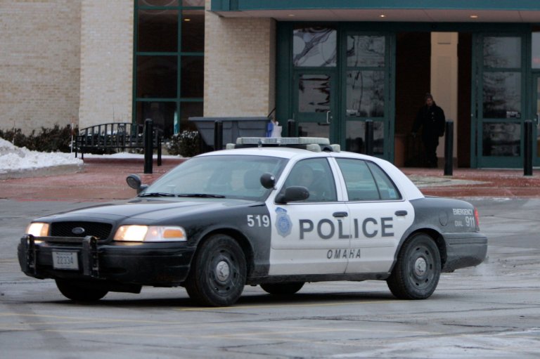 Omaha's largest public school district stops officers from using electric shock gloves | iNFOnews.ca