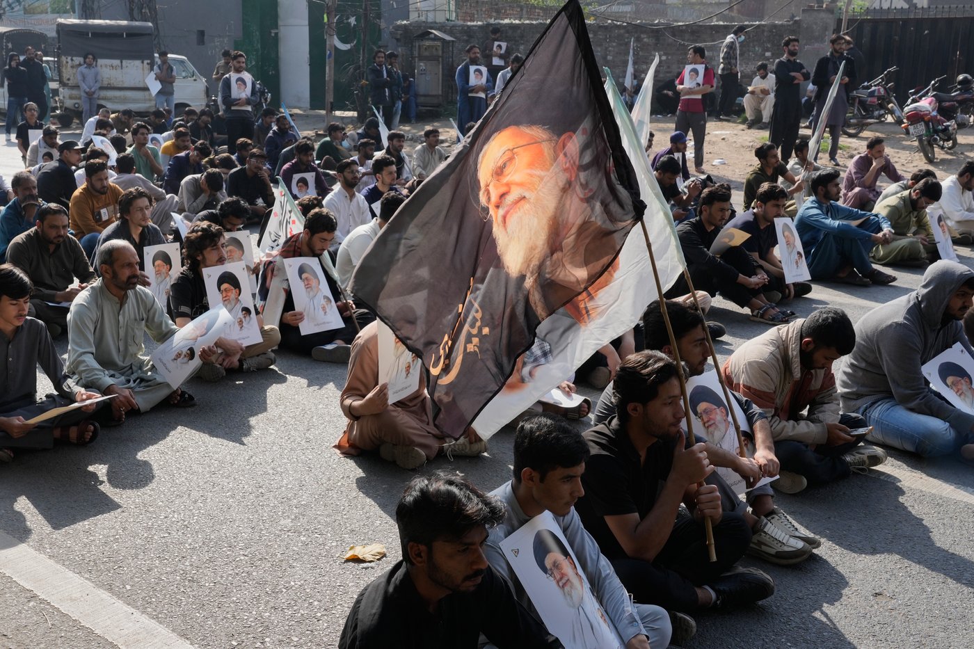 At least 22 people killed in Pakistan as protesters try to storm US Consulate | iNFOnews.ca