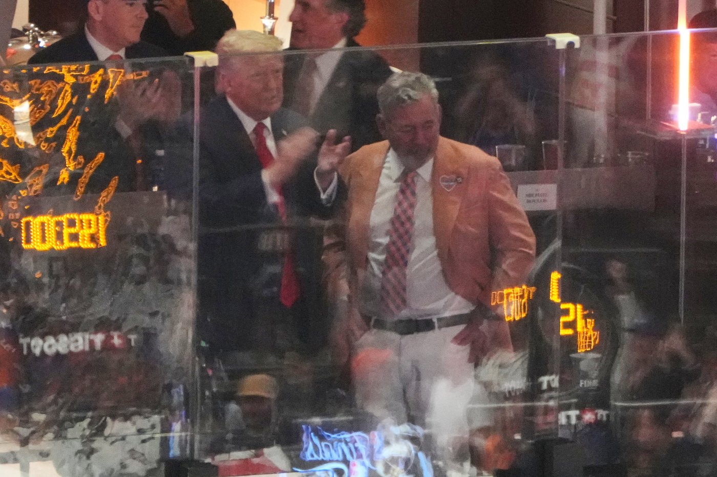 Donald Trump booed by the crowd during the anthem prior to Game 3 of the NBA Finals | iNFOnews.ca Donald Trump booed by the crowd during the anthem prior to Game 3 of the NBA Finals | iNFOnews.ca