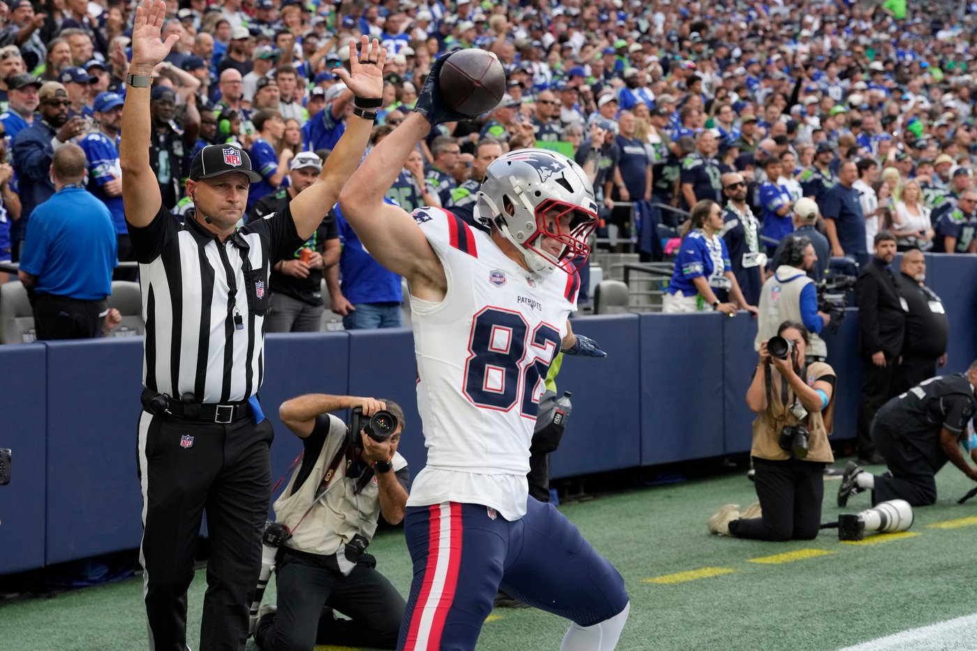 Photos of the NFL season opener, a rare Super Bowl rematch between the Seahawks and Patriots | iNFOnews.ca