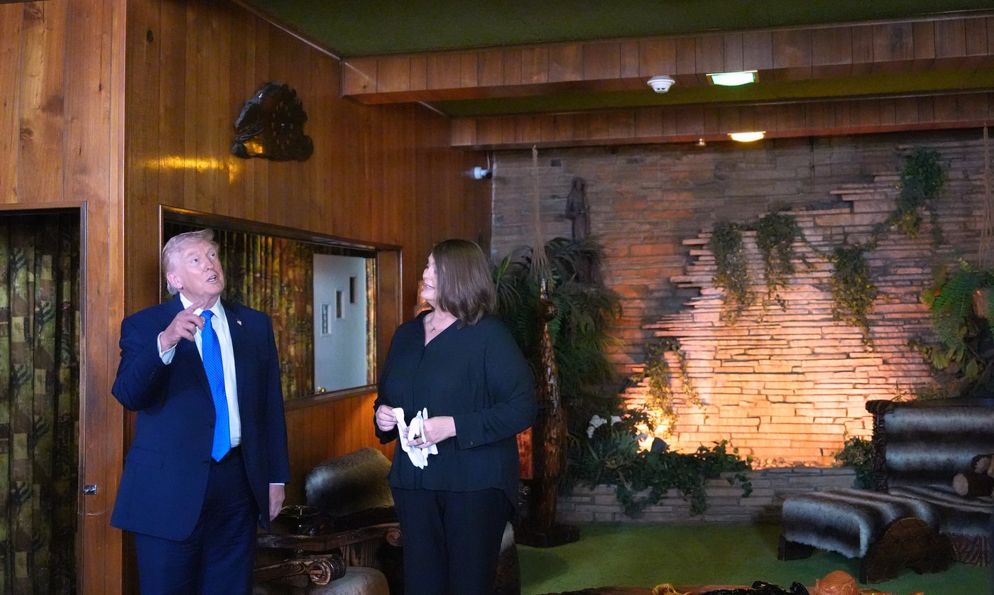 Trump makes a detour to Elvis Presley's Graceland in Memphis during Iran war and airport turmoil | iNFOnews.ca Trump makes a detour to Elvis Presley's Graceland in Memphis during Iran war and airport turmoil | iNFOnews.ca