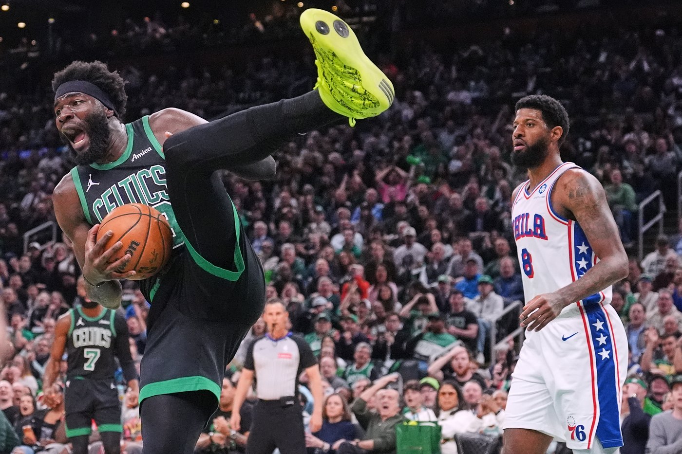 Celtics' disastrous 4th quarter helps Sixers close series gap to 3-2 | iNFOnews.ca Celtics' disastrous 4th quarter helps Sixers close series gap to 3-2 | iNFOnews.ca