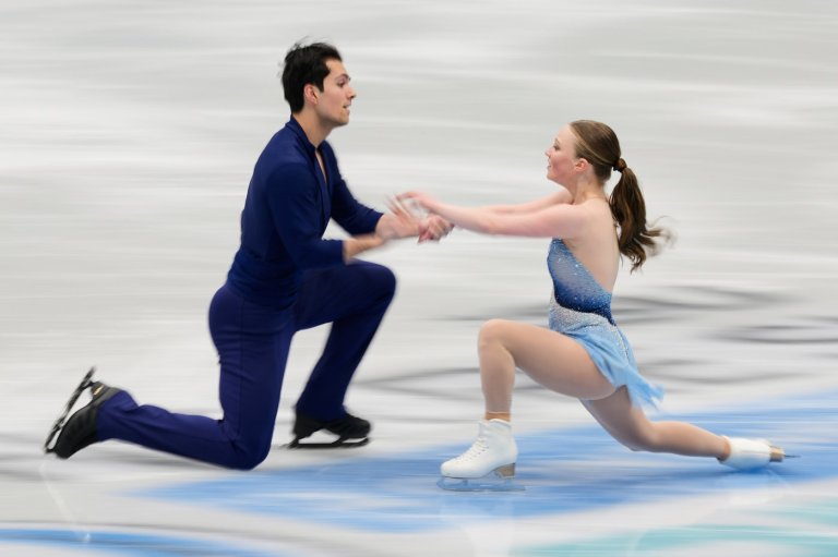 Canadian pairs win gold, silver at world junior figure skating championships | iNFOnews.ca