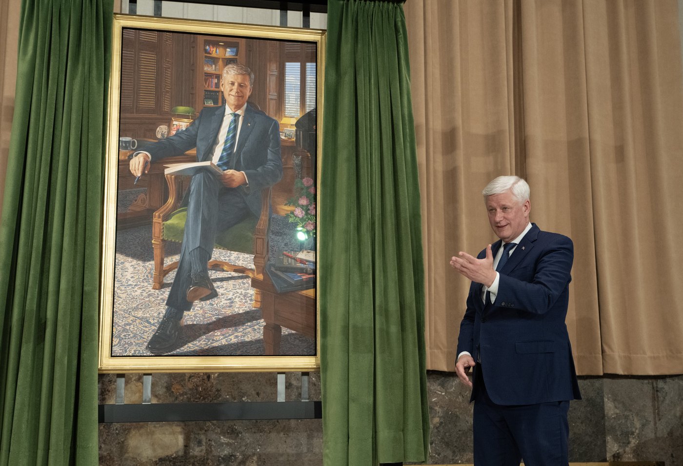 Harper calls for national unity, independence at portrait unveiling | iNFOnews.ca Harper calls for national unity, independence at portrait unveiling | iNFOnews.ca
