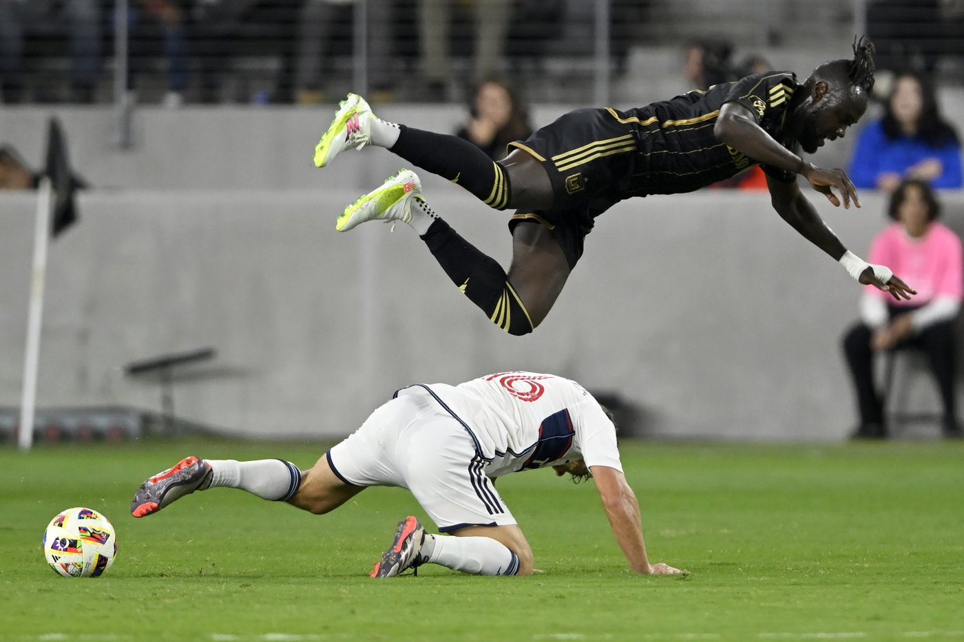 Bouanga, Olivera score as LAFC opens MLS playoffs with 2-1 win over Whitecaps | iNFOnews.ca