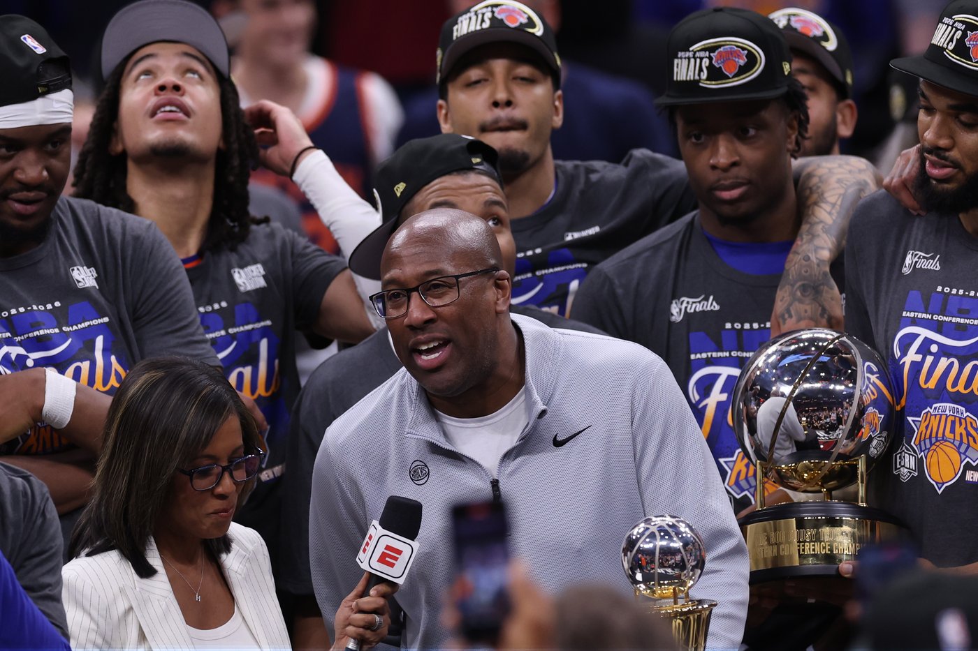 Ben Stiller welcomes a photo with Mike Brown's wife, after Knicks coach said she was afraid to ask | iNFOnews.ca