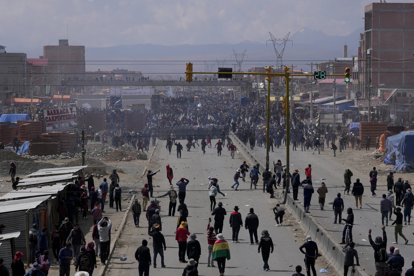 Rival protesters clash in Bolivia as ex-President Evo Morales leads a march to the capital | iNFOnews.ca Rival protesters clash in Bolivia as ex-President Evo Morales leads a march to the capital | iNFOnews.ca