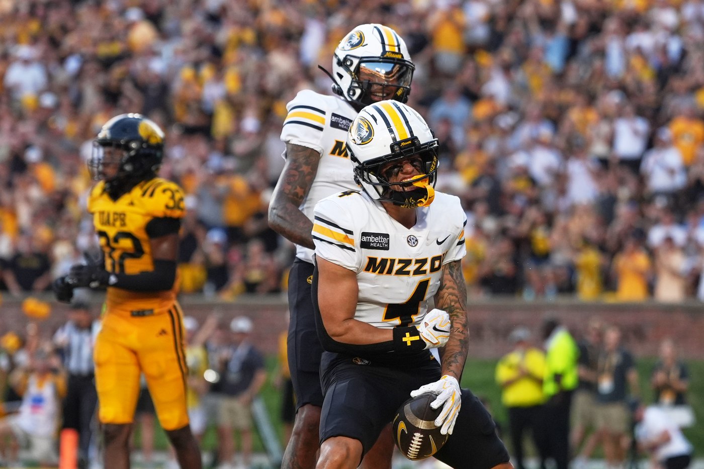 Simmons throws 4 TD passes in debut as No. 25 Missouri beats Arkansas-Pine Bluff 54-14 | iNFOnews.ca