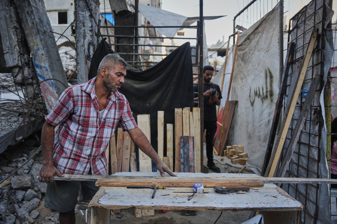 Photos show Palestinians using handmade mud bricks, wood and plastic to rebuild amid Gaza’s rubble | iNhome