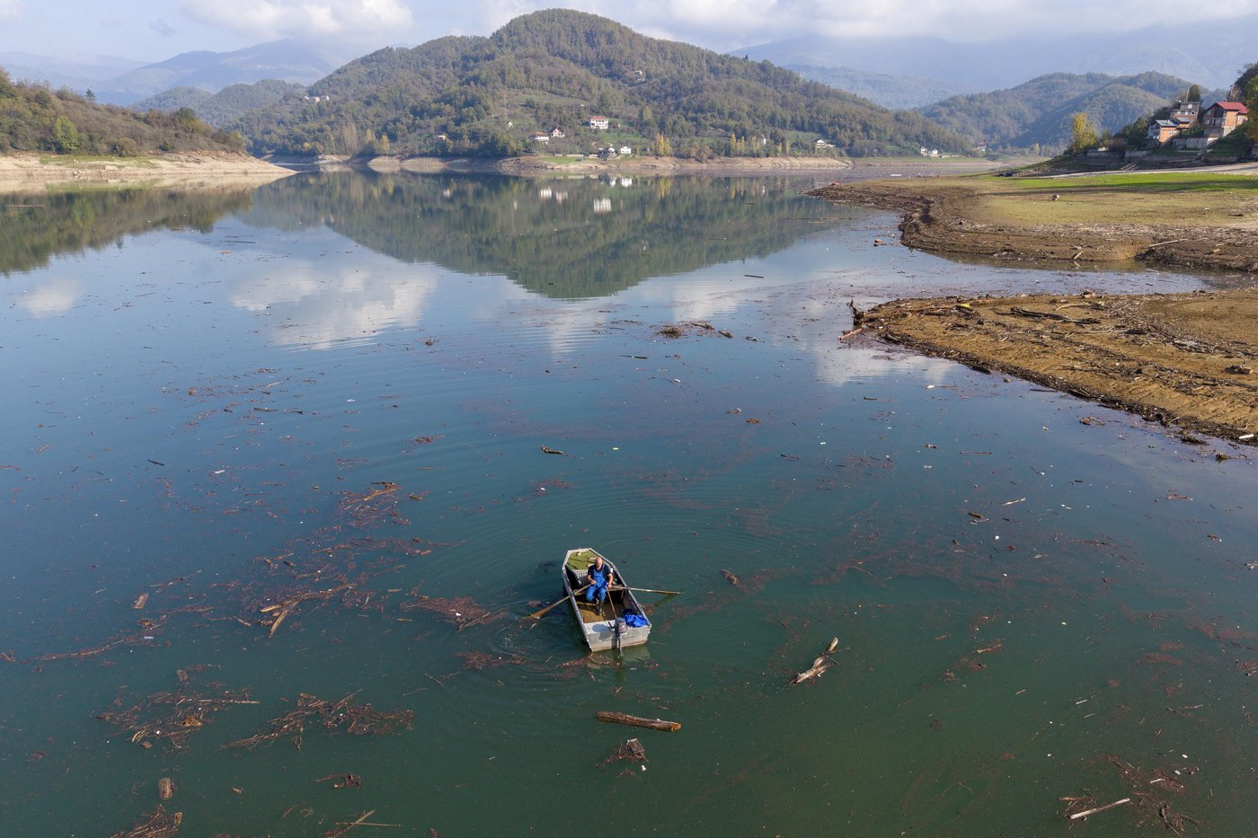 Residents and activists in central Bosnia clean up a lake after massive floods | iNFOnews.ca