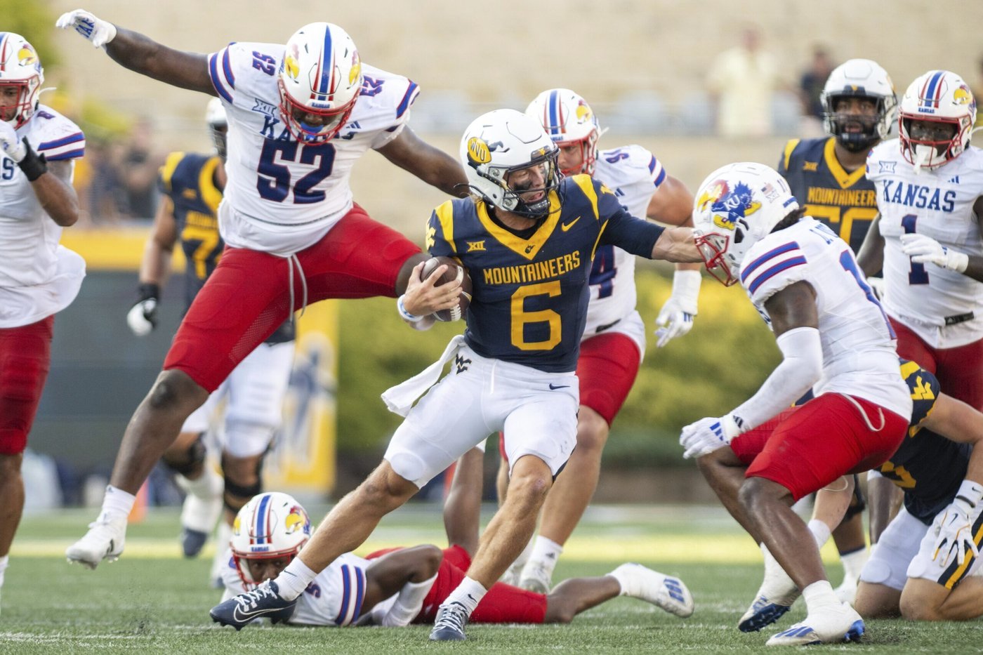Garrett Greene throws two late TD passes and West Virginia beats Kansas 32-28 | iNFOnews.ca Garrett Greene throws two late TD passes and West Virginia beats Kansas 32-28 | iNFOnews.ca