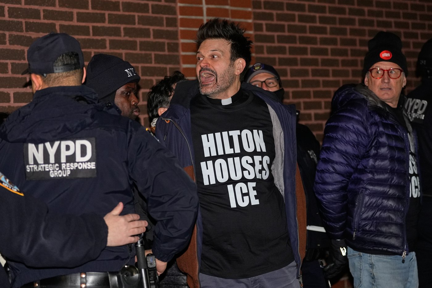 Dozens of protesters arrested at hotel in Manhattan during sit-in over immigration crackdown | iNFOnews.ca Dozens of protesters arrested at hotel in Manhattan during sit-in over immigration crackdown | iNFOnews.ca