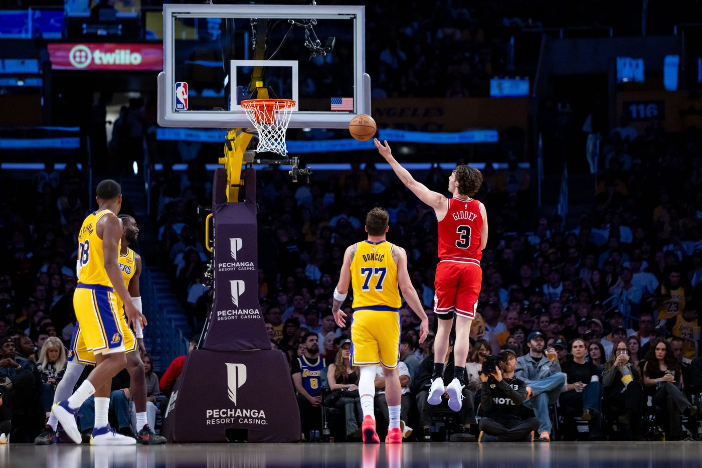 Luka Doncic scores 51, LeBron James returns from injuries to lead Lakers past Bulls 142-130 | iNFOnews.ca Luka Doncic scores 51, LeBron James returns from injuries to lead Lakers past Bulls 142-130 | iNFOnews.ca