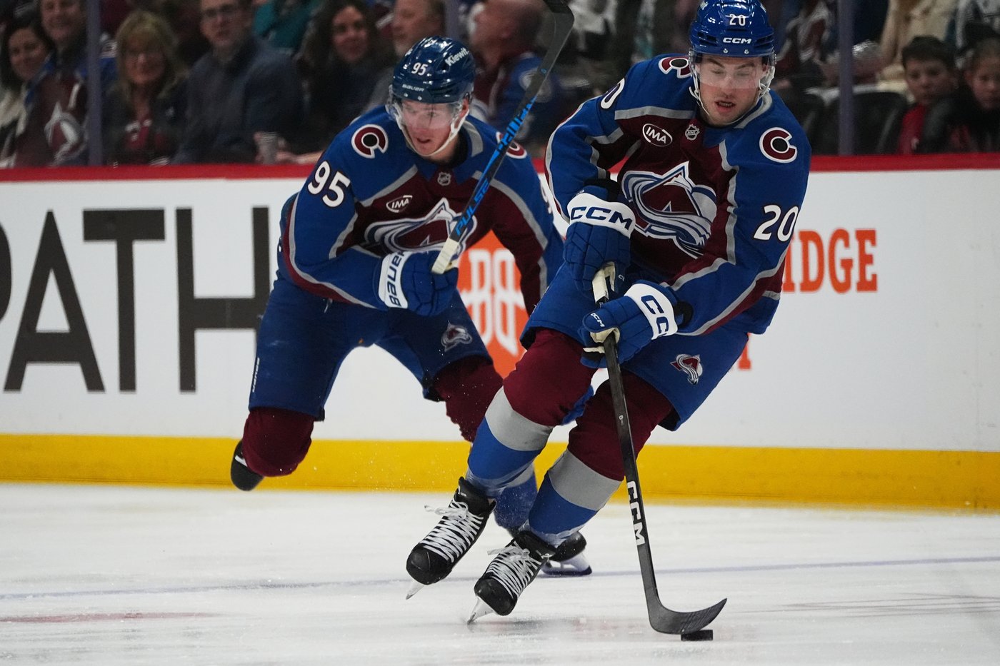 Lehkonen scores 2 goals and MacKinnon reaches 700 assists as Avalanche sink Sharks, 4-2 | iNFOnews.ca
