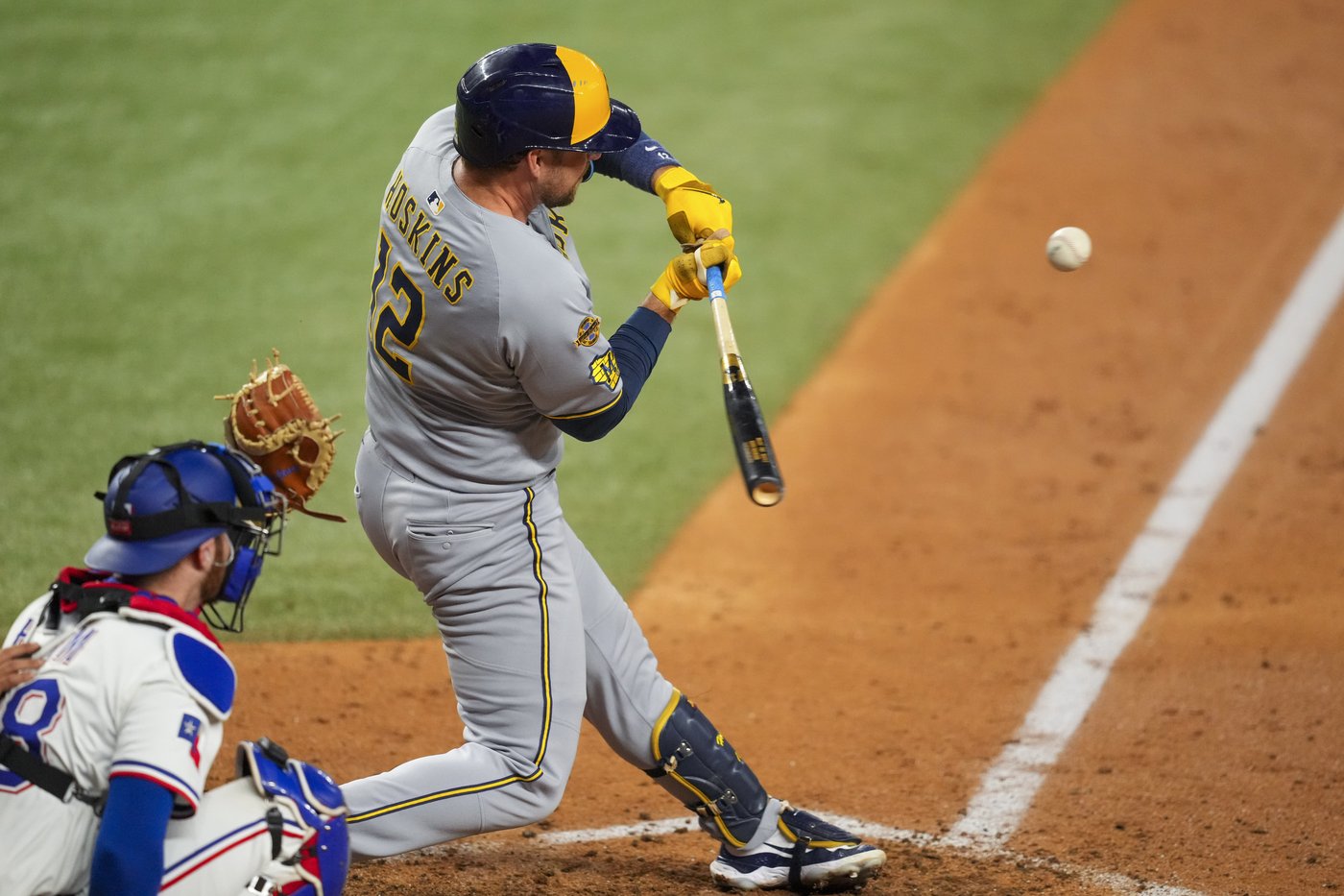 Brewers' Hoskins reinstated after thumb injury, says he's ready to accept limited role | iNFOnews.ca