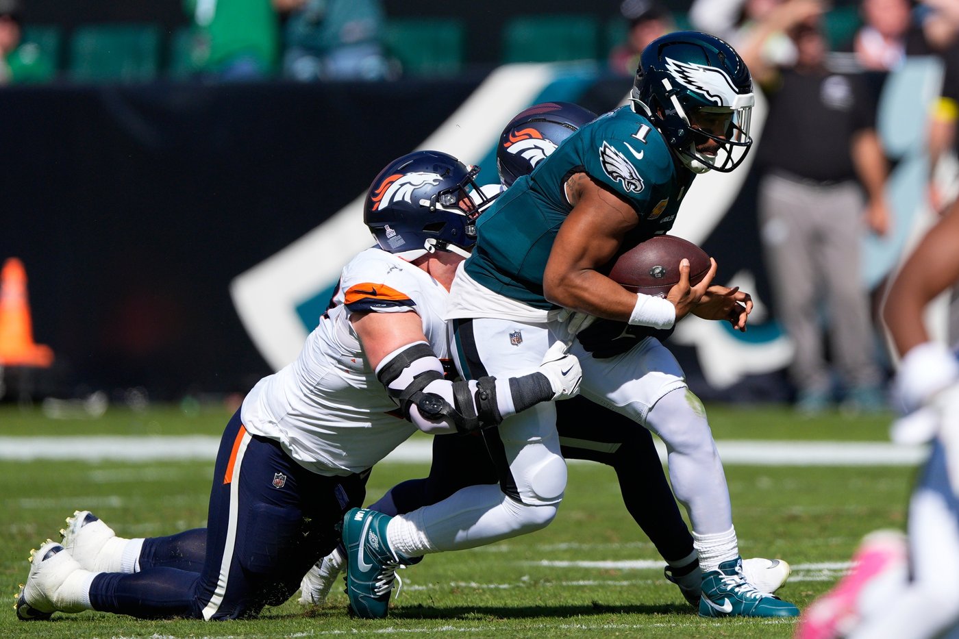 Broncos rally from 14-point deficit to hand Eagles their first loss of the season, 21-17 | iNFOnews.ca Broncos rally from 14-point deficit to hand Eagles their first loss of the season, 21-17 | iNFOnews.ca