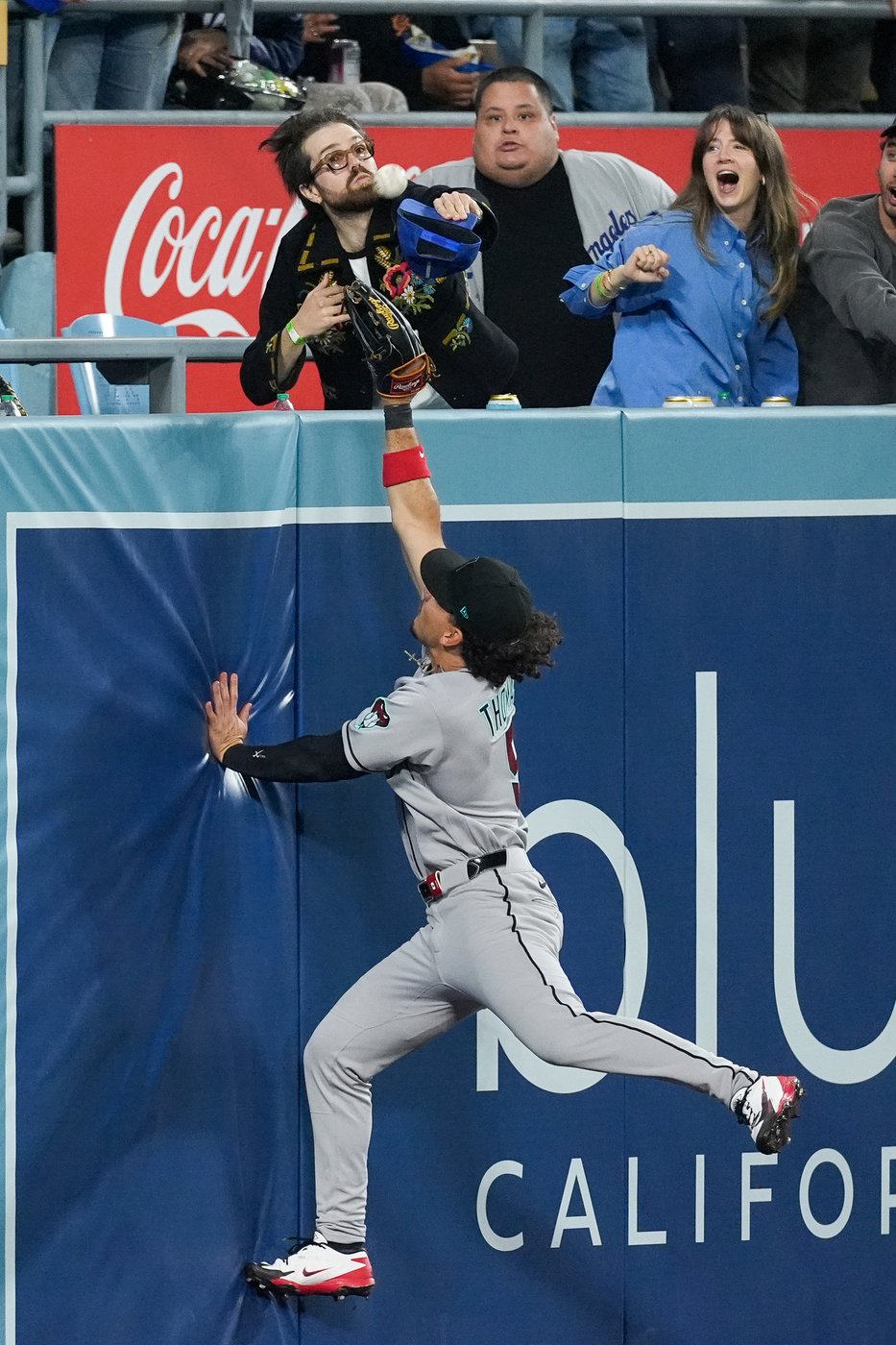 Tucker’s 8th-inning single lifts Dodgers past Diamondbacks 5-4 on World Series ring night | iNFOnews.ca