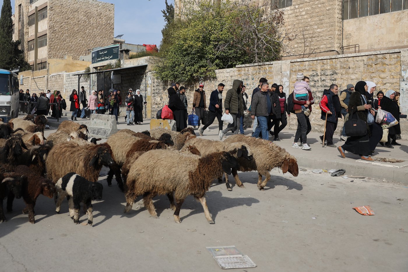 Photos of Syrians fleeing violence in Aleppo as shelling leaves heavy damage | iNFOnews.ca