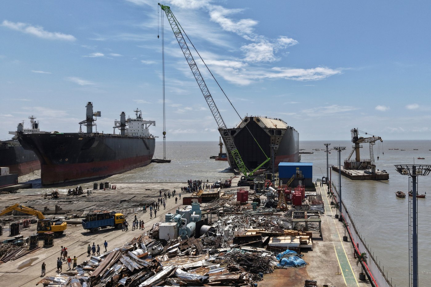 A toxic gas leak at a Bangladesh shipbreaking yard kills at least 8 workers | iNFOnews.ca