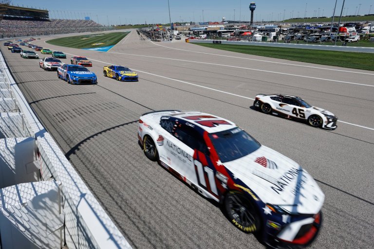 Tyler Reddick passes Kyle Larson on the final lap of OT to win NASCAR Cup Series race at Kansas | iNFOnews.ca