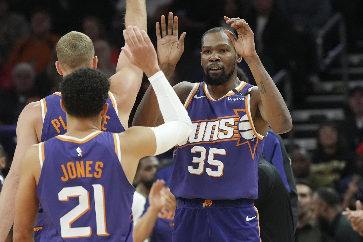 Bradley Beal leads with 25 points off the bench, Suns pull away late to beat the Hawks 123-115 | iNFOnews.ca Bradley Beal leads with 25 points off the bench, Suns pull away late to beat the Hawks 123-115 | iNFOnews.ca